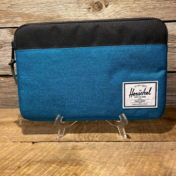 Authentic Hershel Padded Zipper Tablet Tote - Brand NEW measures 13’x8’ approx - Picture 1 of 7